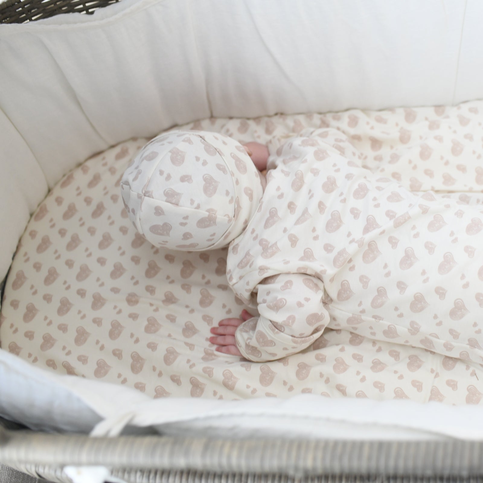 BASSINET SHEET / CHANGING PAD COVER - HEARTS