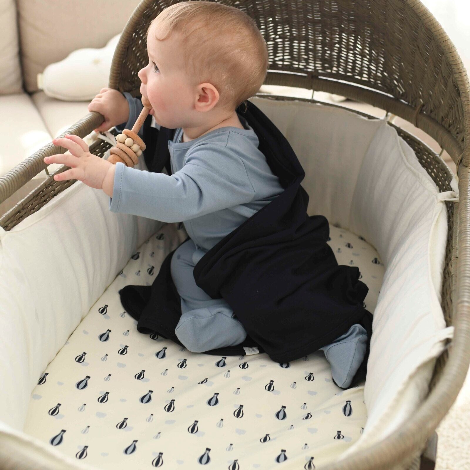 BASSINET SHEET / CHANGING PAD COVER - BALLOONS AND CLOUDS