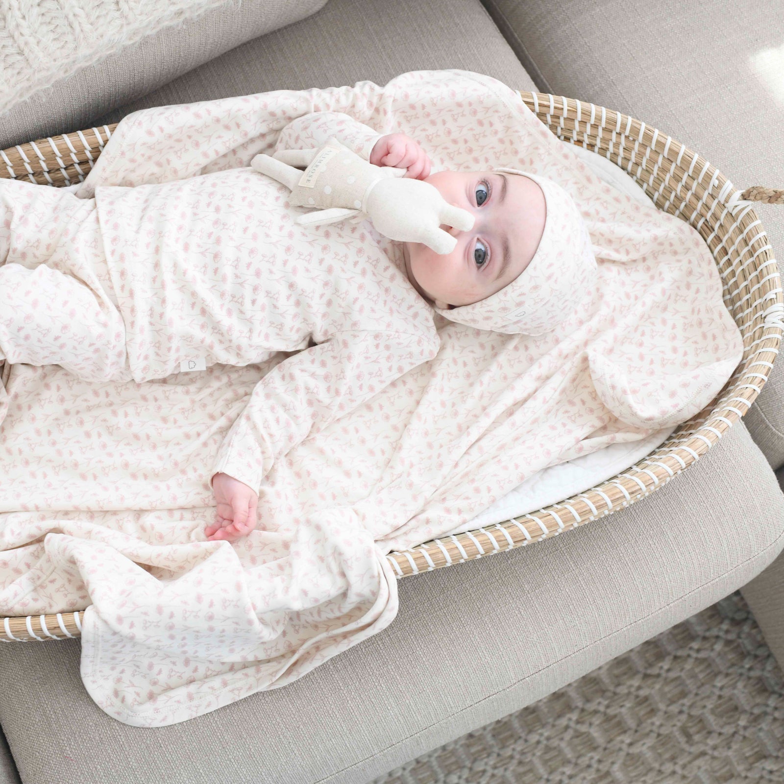 RECEIVING BLANKET - HAND DRAWN FLOWERS