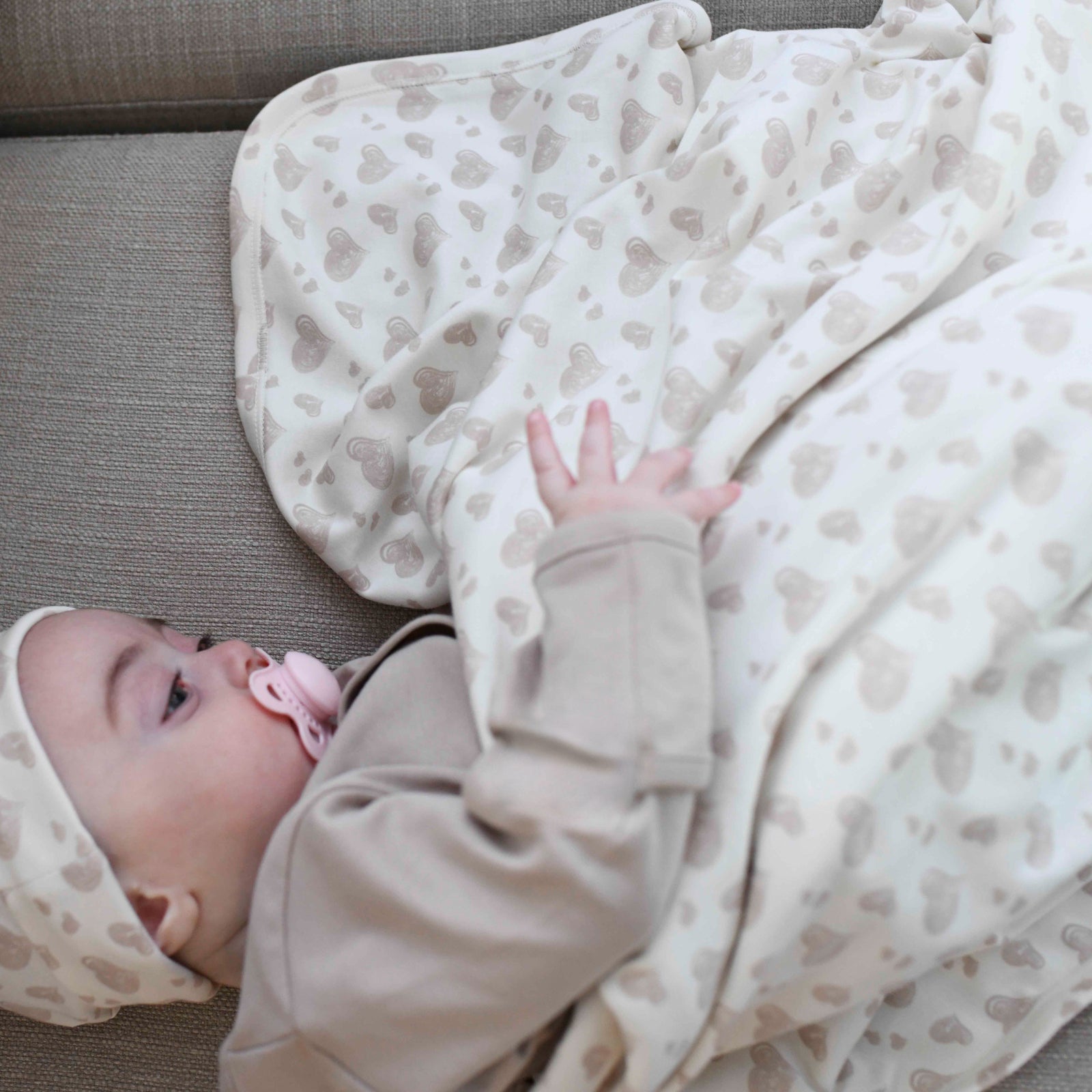 RECEIVING BLANKET - HEARTS