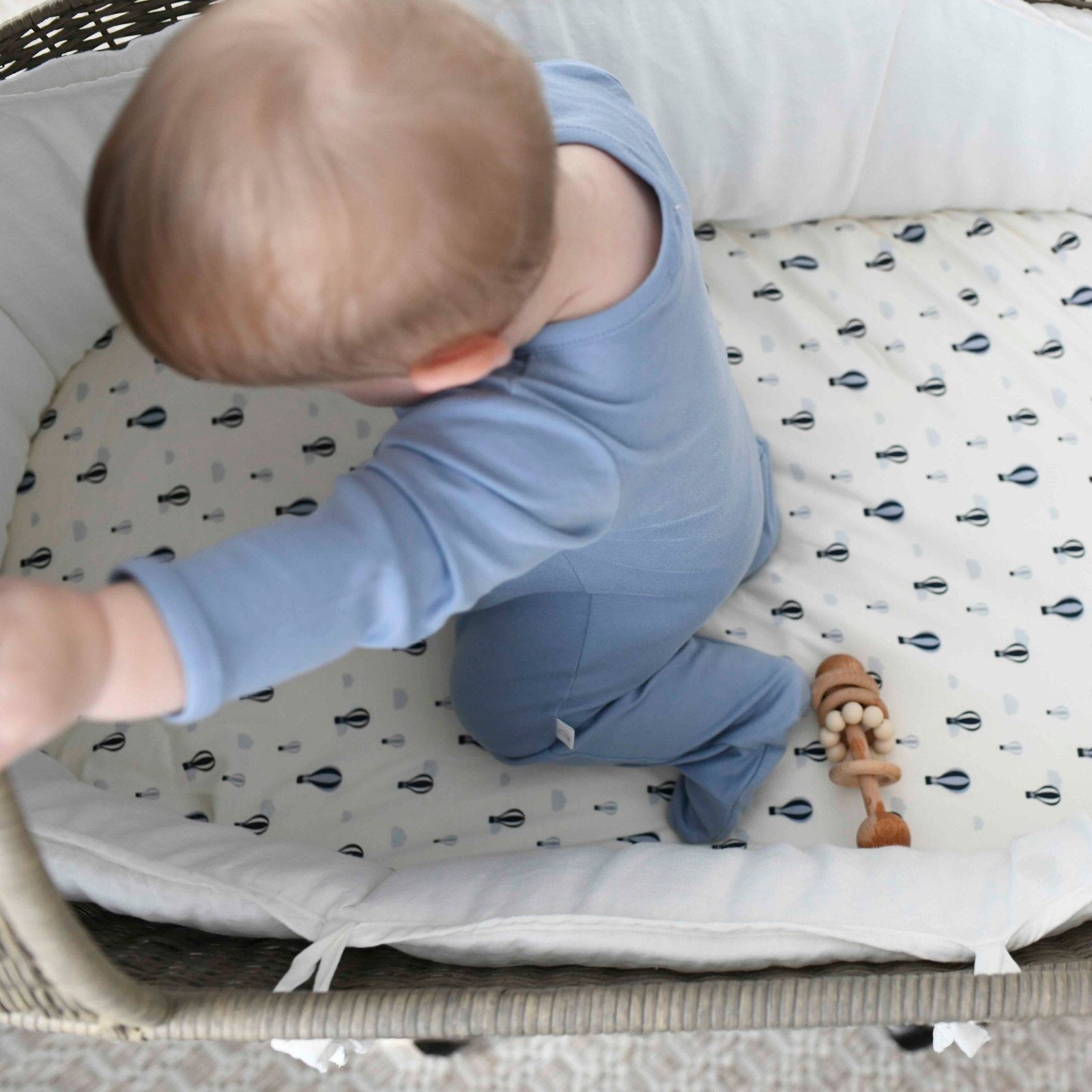 BASSINET SHEET / CHANGING PAD COVER - BALLOONS AND CLOUDS